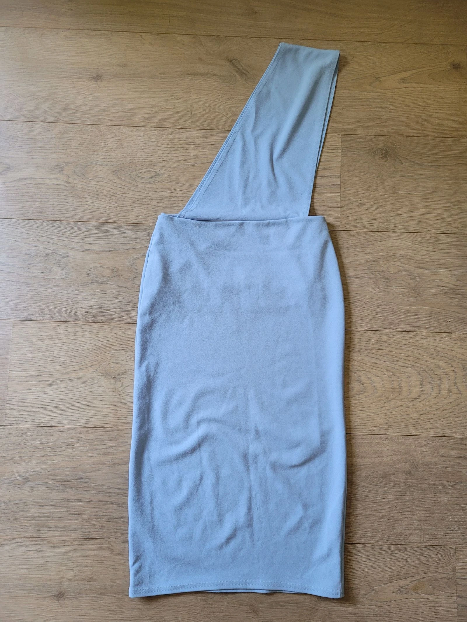 Asymmetrische jurk in hemelsblauw van PrettyLittleThing – Maat 38 – photo 3